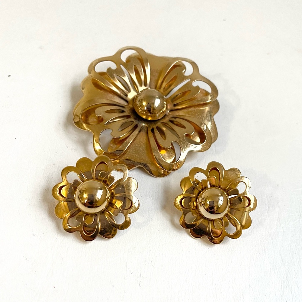 VINTAGE METAL BROOCH CLIP ON EARRINGS GOLD PLATED FLOWERS 3D DEMI PARURE